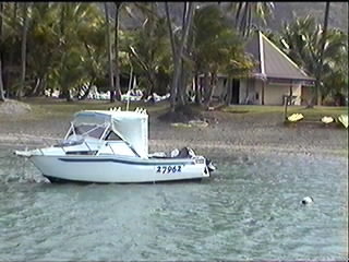 Le bateau est ancr� juste devant le centre de plong�e