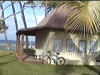 Le local du centre de plong�e est situ� au bord de la plage