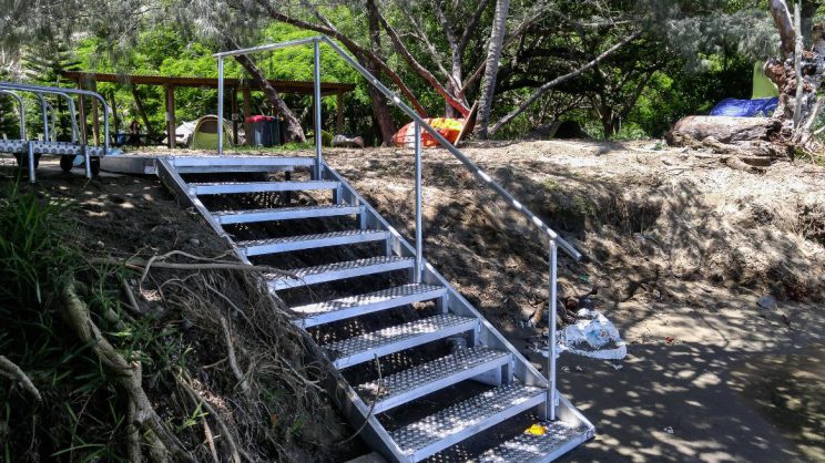 Escalier en aluminium avec rampe, pour faciliter l'accès au bateau pour les clients du centre de plongée.