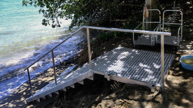 L'escalier est positionné au bout de l'allée cimentée afin de pouvoir approcher au plus près avec les chariots à bouteilles de plongée.