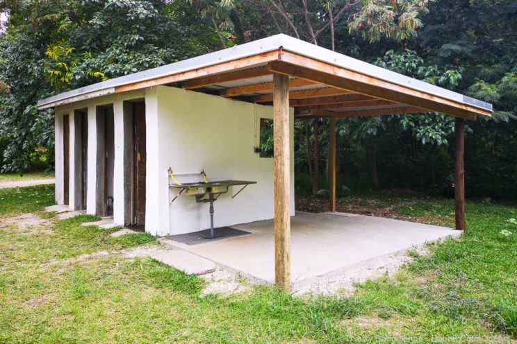 Bloc sanitaire du camping Babou Côté Océan à Hienghène - Nouvelle Calédonie