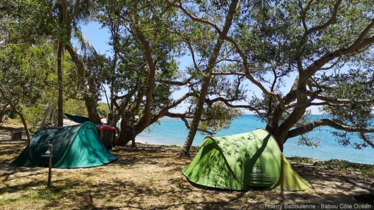 Tentes de camping au bord de la plage au camping Babou Côté Océan à Hienghene en Nouvelle Caledonie