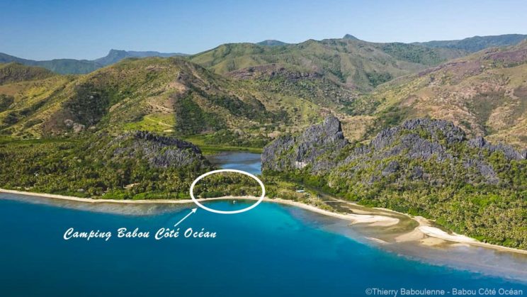 Vue aérienne de la plage et du camping Babou Côté Océan à proximité de l'embouchure de la lagune de Lindéralique à Hienghene en Nouvelle-Caledonie
