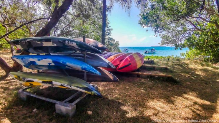 Les kayaks colorés vous attendent, bien rangés près de la plage chez Babou Côté Océan à Hienghène
