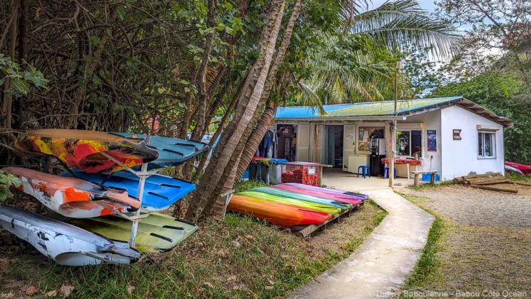 Kayaks multicolores rangés devant le centre de location Babou Côte Océan à Hienghène en Nouvelle-Calédonie