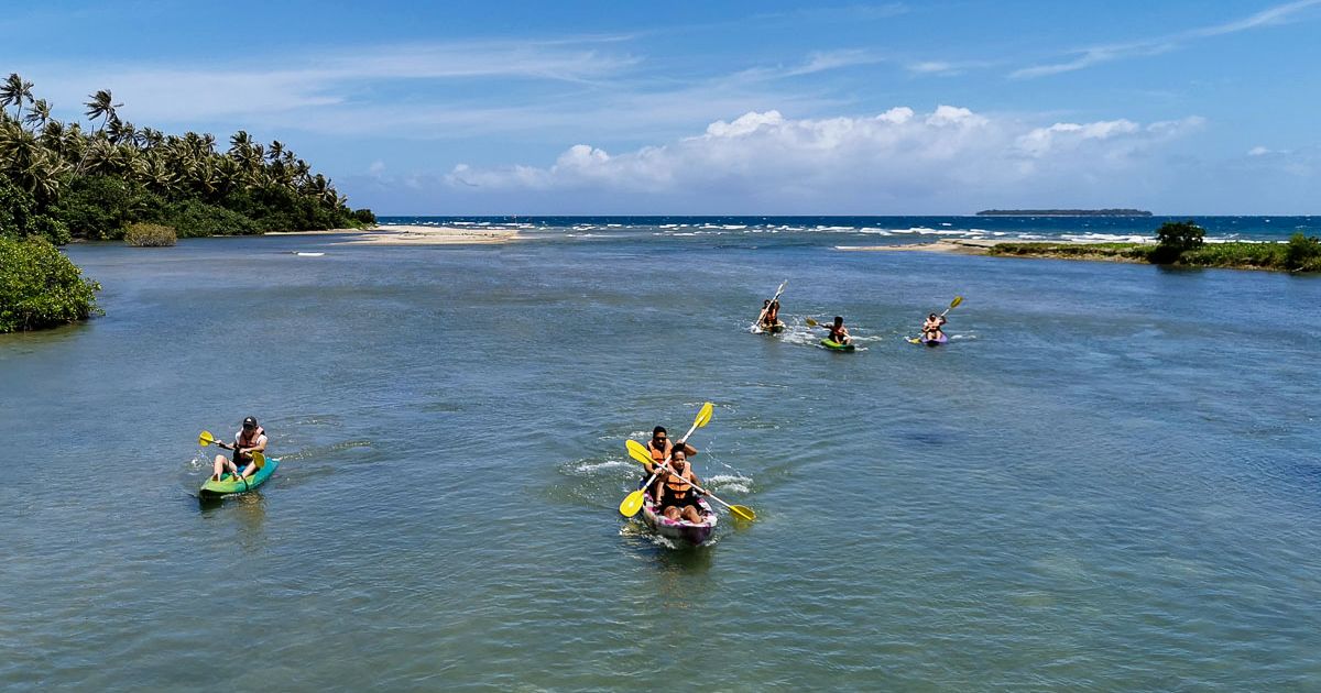 Personnes faisant du kayak sur la lagune de Lindéralique à Hienghène en Nouvelle-Calédonie