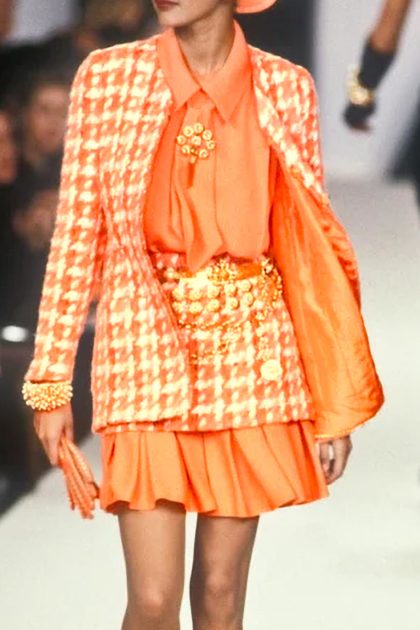 Ce tailleur Chanel fait penser à la livrée du poisson faucon à long bec.