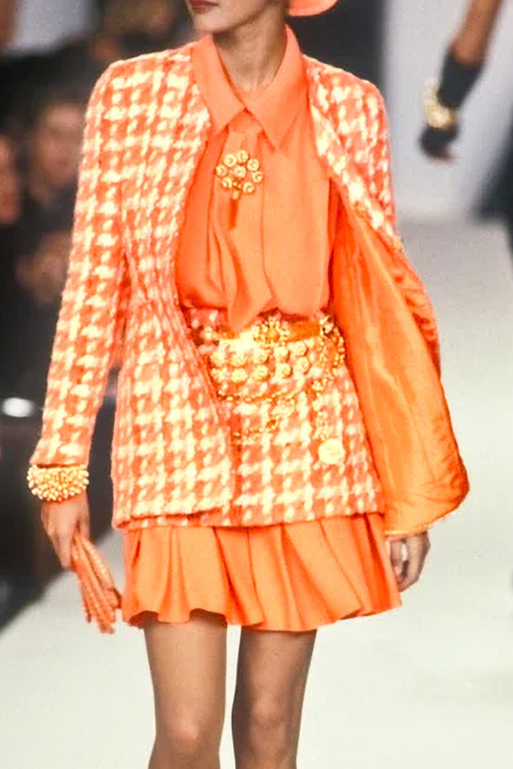 Tailleur Chanel qui ressemble à la livrée du Poisson Faucon Ce tailleur Chanel fait penser à la livrée du poisson Faucon à long bec