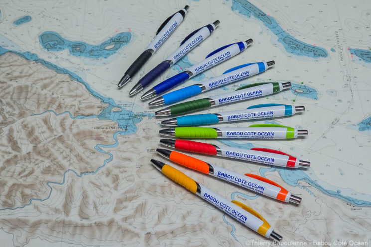 Stylos colorés de Babou Côté Océan sur une carte marine de Hienghène en Nouvelle-Calédonie