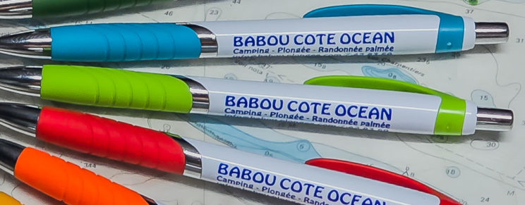Gros plan des stylos Babou Côté Océan - Souvenir de Nouvelle-Caalédonie.
